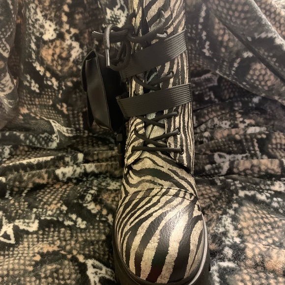 Zebra print boots - Picture 3 of 5